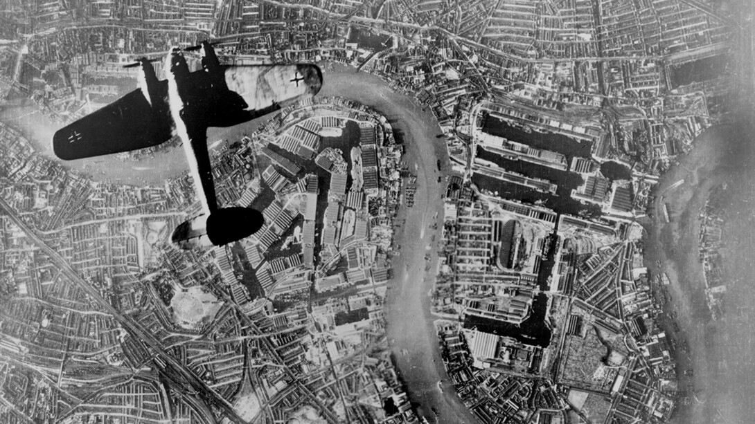 Heinkel He 111 Bomber über den Surrey Commercial Docks in Südlondon und Wapping und der Isle of Dogs im East End von London am 7. September 1940