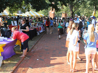 El tiempo es algo ilusorio y este instante que evoco, ya es pretérito. Al verlas, tuve una extraña sensación, como si de repente hubieran crecido mucho. Relatando las aventuras del verano