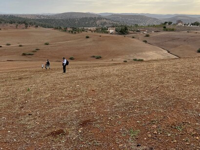 Ricognizione nel paesaggio a nord-ovest del sito di Oued Beht (foto: T. Wilkinson, Archivio OBAP)