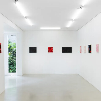 Célio Braga, Cuidado com a pintura, vista da exposição. Cortesia de Zipper Galeria