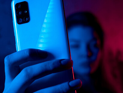 Usuario de teléfono móvil: existen herramientas digitales que registran los días sin fumar o los cigarrillos consumidos o, incluso, el dinero ahorrado al olvidarse del hábito