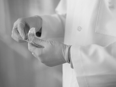 Estas terapias destacan por su especificidad, ya que atacan bacterias concretas sin dañar la microbiota beneficiosa