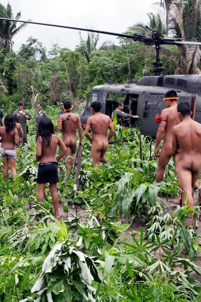El Gobierno brasileño envió helicópteros, vehículos y puso en marcha un despliegue de centenares de agentes sobre terreno para expulsar a los foráneos que invadían ilegalmente la selva de los awás. © Silvano Fernandes / FUNAI