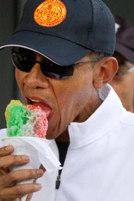 El presidente de Estados Unidos, Barack Obama, disfruta de un helado durante sus vacaciones