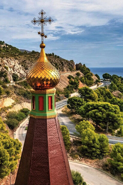 Fue consagrada al Arcángel San Miguel, se trajeron desde ese remoto territorio todos los materiales necesarios para su construcción e incluso los artesanos que la iban a erigir. Fue consagrada al Arcángel San Miguel. Altea Hills, entre Alicante y Valencia, España
