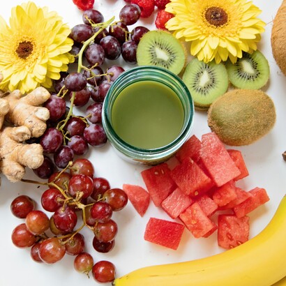 Per ridurre il colesterolo, privilegia alimenti ricchi di fibre come avena, legumi, frutta e verdura, che aiutano a diminuire il colesterolo LDL ("cattivo")
