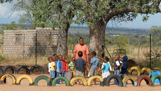 Afrique du Sud. L’école traditionnelle se distingue principalement de l’école moderne par le fait qu’elle n’est pas marquée d’une fin brute