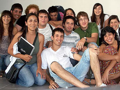 Conjunto de jóvenes estudiantes