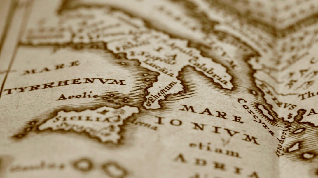 Il saggio di Pasquale Tucciariello attraversa l'ipotesi di una Macroregione comprendente Campania, Basilicata, Puglia, Calabria e Sicilia