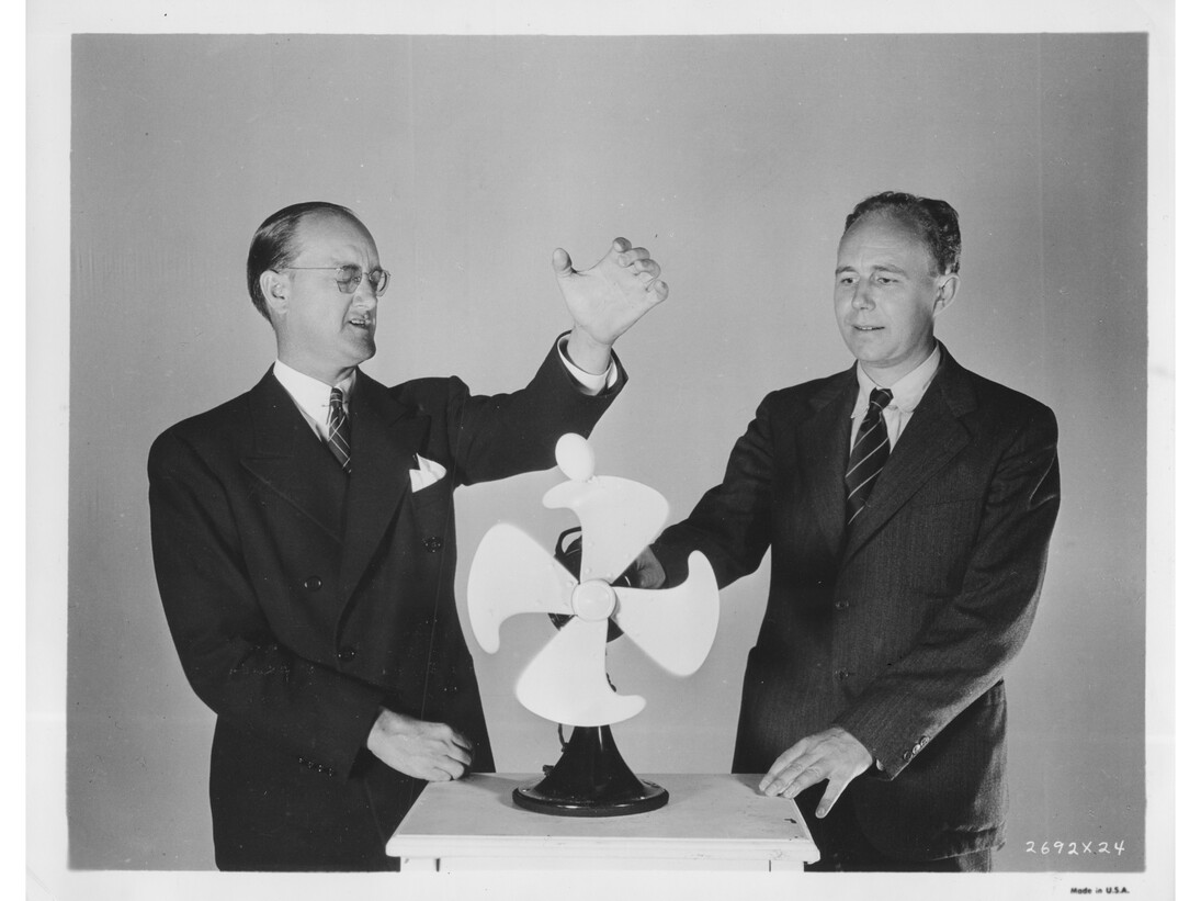 Dr. Harold Edgerton, Dropping an egg into a fan!, 1940, © Harold Edgerton Archive, MIT. Courtesy Michael Hoppen Gallery