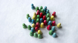 Piezas de ajedrez de diversos colores: concepto de pluralismo