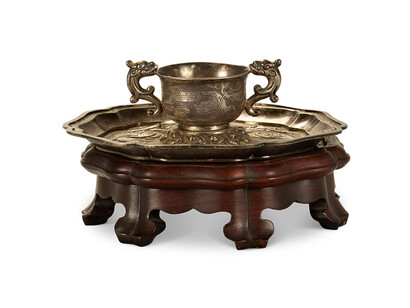 Bei wine cup and tray for the Luming banquet, held in the jiawu year (11th year) of the Shunzhi period, Qing dynasty, Shunzhi period, 1654. Courtesy of the Moscow Kremlin Museum