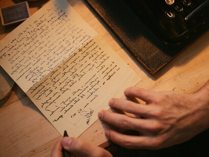 Mesa de trabalho de escritor. Quanto ao “Capítulo Avulso”, é, como indica o subtítulo, “Para ser colocado onde o leitor quiser”, de acordo com a falta de funcionalidade da personagem na economia da novela: seguimos Francisco Nunes, caricatura do político ensaiando um “improviso” parlamentar contra o charuto, empunhado por ele e, muito mais adiante, pelo “braço do barão erguido em atitude profética, e lá em cima do cocuruto da mão sebácea”. Só reencontraremos Francisco Nunes no último parágrafo, declarado como o “único personagem morto desta história”…