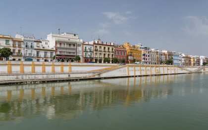 El paseo fluvial del barrio de Triana, visto desde una embarcación en un embalse del río Guadalquivir, en Sevilla, España