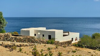 Così, mentre Samantha dorme, esco in giardino e, scalzo, sento il contatto spinoso e pungente dei sassolini e del terriccio e dell'erbetta bagnata della casa con il secondo piano da costruire ormai quasi completato