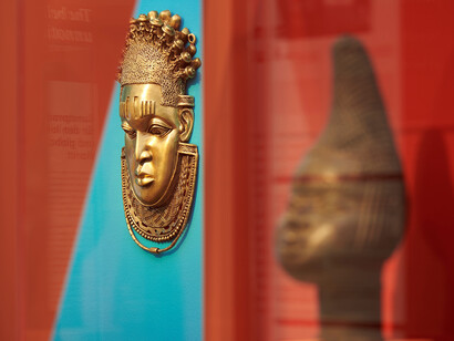 Verschiedene Künstler, Im Dialog mit Benin. Kunst, Kolonialismus und Restitution, Ausstellungsansicht. Mit freundlicher Genehmigung des Museum Rietberg