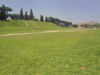 Circo Massimo, Roma, Italia. Sappiamo che alla fine dell’epoca repubblicana, nel I secolo a.C., si organizzavano dieci o dodici gare al giorno, ma durante l’età imperiale questo numero venne incrementato moltissimo per arrivare a diverse decine di corse al giorno, una di seguito all’altra