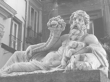La statua del dio Nilo al centro della omonima piazzetta