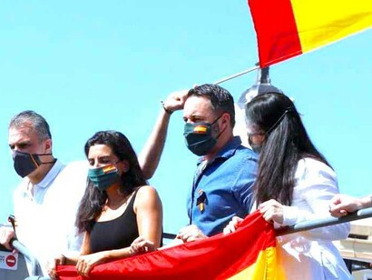 Pletóricos y contentos, los gerifaltes de Vox saben que mientras se tapen la boca con la bandera de España pueden decir las mayores tonterías