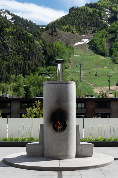 Oscar Tuazon, Fire Worship. Courtesy of Galerie Chantal Crousel