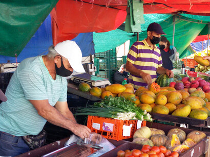 Agricultores comerciando sus productos en Heredia