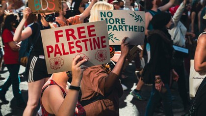 Manifestação pelo fim do genocídio palestino. Conhecido como Convenção do Genocídio, o tratado representa o compromisso da comunidade internacional em garantir que as atrocidades do genocídio nunca se repitam. No entanto, surgiram outros episódios, especificamente em Ruanda em 1994 e em Srebrenica em 1995