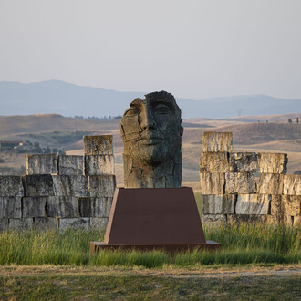 Igor Mitoraj, Tindaro screpolato, exhibition view. Courtesy of Contini Art Gallery