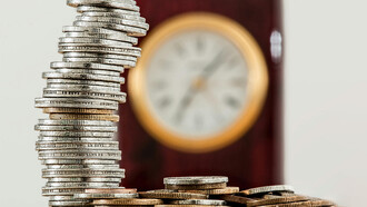 El dinero surgió como una solución al problema de la doble coincidencia de necesidades en la economía de trueque