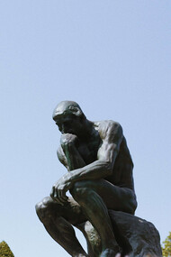 'El pensador' (1882) escultura de Auguste Rodin situada en la Rue de Varenne de Paris, Francia