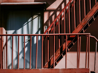 Escalier rouge symbolisant l'ascension désirée par le biais du luxe