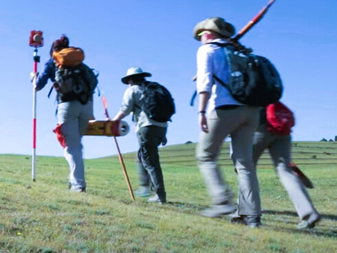 El grupo de trabajo de la universidad estadounidense colaboró con el director del Centro Nacional de Arqueología de Uzbekistán, Farhod Maksudov, analizando las dos antiguas ciudades