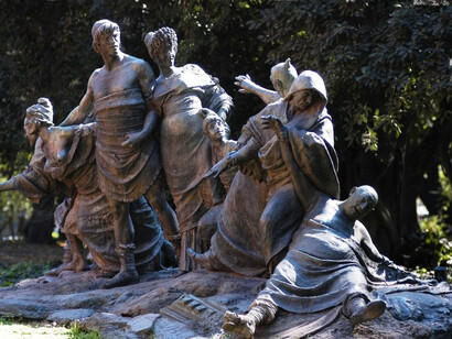 Saturnalias: fiestas que marcaban el final del periodo más oscuro del año y celebraban el regreso paulatino de la luz. Ernesto Biondi (1854-1917). "Saturnalia". 1909. Copia del autor. El original en la Galería de Arte Moderno en Roma. Jardín Botánico de Buenos Aires, Argentina