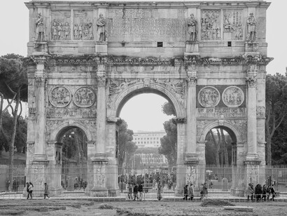 Arco de Constantino visto da fachada Sul em Roma, Itália