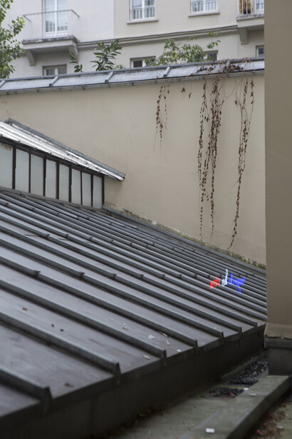 Claude Lévêque, Regarde les rire, 2015, Néon bleu, blanc, rouge / Neon blue, white and red, 33 x 150 cm, Ecriture / Writing : Romaric Etienne © ADAGP Claude Lévêque . Photo. Julie Joubert , Courtesy the artist and kamel mennour, Paris