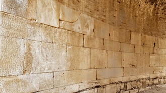 La Grande Iscrizione di Gortina, uno dei più importanti documenti legislativi dell’antica Grecia, è conservata nel sito archeologico di Gortina, Creta, Grecia