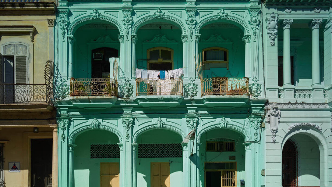 Michael Eastman, Prado Façade, Havana, 2014 ©Michael Eastman/Courtesy of Edwynn Houk Gallery, New York