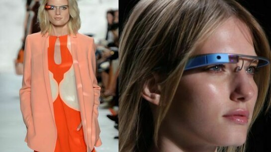 Modelo desfilando con una Google Glass