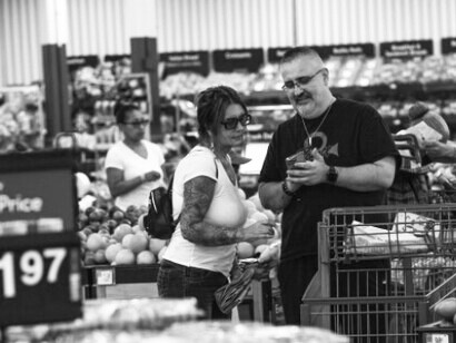 De este modo los culpables de la pobreza son los pobres. Por partida doble