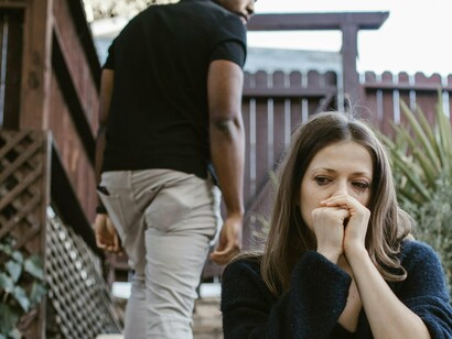 Por que algumas situações, fatos e acontecimentos nos afetam e marcam de forma a atravessar a pele e ficam inscritas e outras são imperceptíveis? O que aprendemos, como guardamos tão bem guardadas que parecem que não ouvimos, não vimos e nem sentimos nada. Até que haja um fator qualquer que subitamente faça ressurgir em forma de avalanche, inquietações e lembranças o que foi guardado, nos tirando do nosso próprio foco. Como posso dar voz àquilo que dói, magoa ou me diminui e reverter em possibilidades mais gerenciais e equilibradas