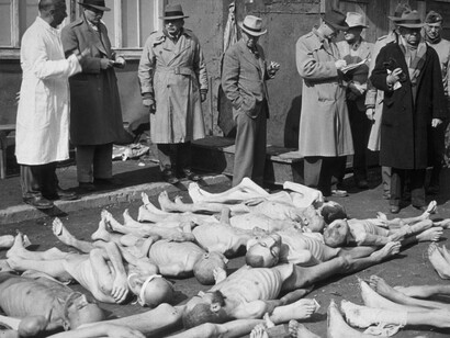 As autoridades examinam os mortos no campo de concentração de Dachau, Alemanha