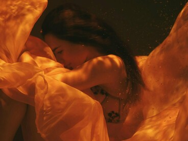Enquanto Inanna jaz morta, Ereshkigal lamenta e grita de dores. Essa parte do mito, muitas vezes negligenciada, é a mais enigmática. A sombra feminina, o aspecto reprimido, negado, marginal, se manifesta. Ereshkigal não é vilã; é o reflexo de tudo que Inanna não quer ver: a dor, o limite, o fim




