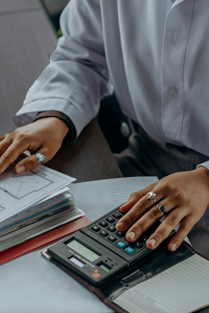 Alterar el tipo de interés sin un cambio real en el ahorro puede llevar a una asignación ineficiente de recursos en la economía