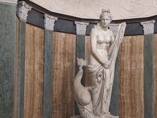 La Venus de Mazarino, actualmente en la Villa Getty, Los Ángeles, California, es una escultura de mármol que data aproximadamente del siglo II d.C. en Roma, Italia