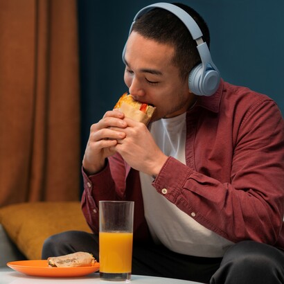 Il nostro cervello interpreta il cibo non solo in base al gusto, ma anche alla sua capacità di rievocare storie personali e collettive, trasformando ogni assaggio in un frammento di memoria 