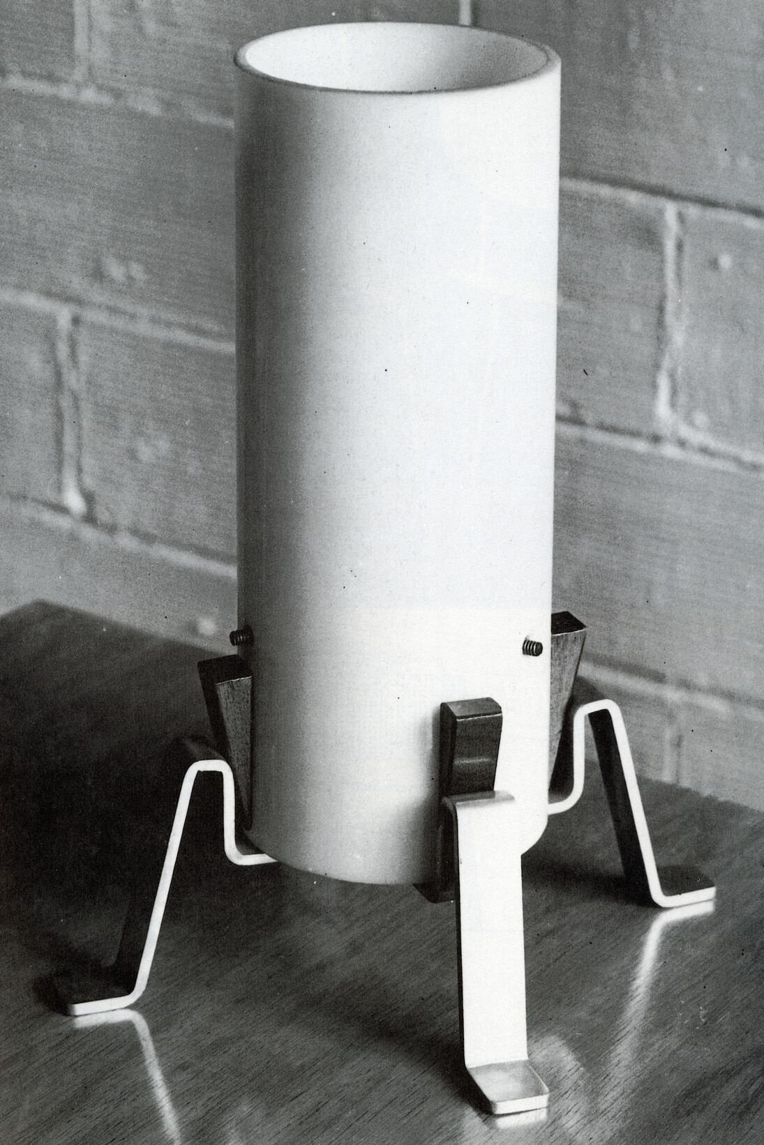 Làmpada. 1er. Premi especial del concurs del FAD “Dignificación del hogar popular”. Antoni de Moragas. 1954. Foto Francesc Català-Roca. © Fons Fotogràfic F. Català – Roca – Arxiu Fotogràfic de l’Arxiu Històric del Col•legi d’Arquitectes de Catalunya