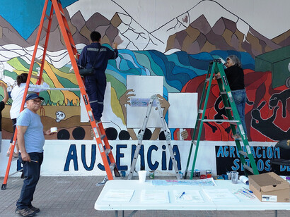 El mural expresa que la memoria exige persistencia colectiva frente al intento histórico de ocultar los crímenes de la dictadura