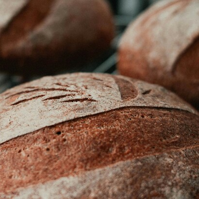 Il pane di Sant’Agata viene spesso conservato nelle case come segno di devozione e come protezione contro i pericoli, soprattutto durante l’anno