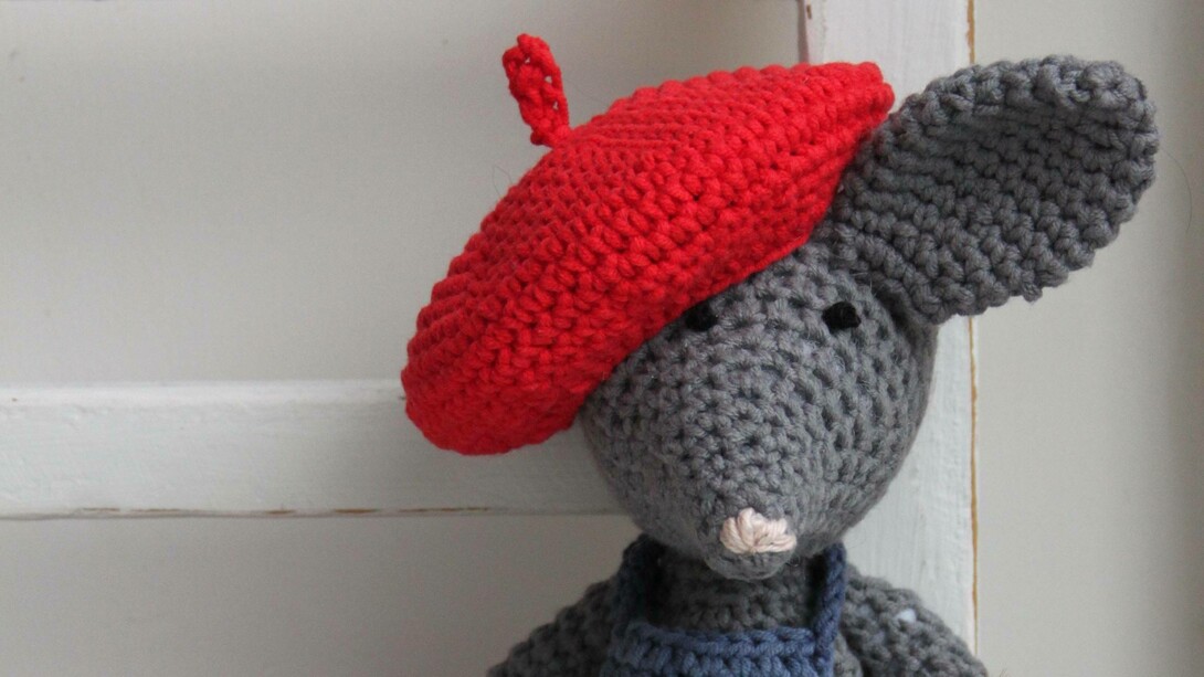 A crochet Parisian mouse