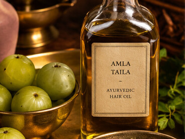 L’olio di amla, ricavato dall’uva spina indiana, è tradizionalmente usato per mantenere i capelli forti e lucenti