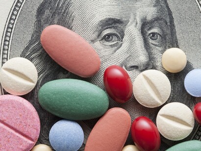 In tutto l’Occidente la medicina si è andata via trasformando in senso ospedale-centrico e farmaco-centrico, ed è sempre più legata a enormi interessi privati